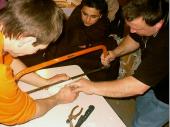 (2001/02) Einer Gipskugel mit der S&auml;ge zu leibe zu r&uuml;cken ist erst mal nichts Besonderes. Wenn in den Gips ein Drahtgeflecht miteingebaut ist, wird es dann schon interessant. Dieses Foto stammt noch aus der alten Gaststube. 