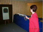(2003/04) Die Ermittlung der Platzierungen ist jedes Jahr eine &Uuml;berraschung. Hier wurde mit einer selbstgebastelten Luftpistole auf eine Dart-Scheibe geschossen.