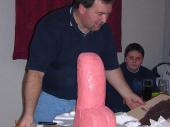 (2003/04) Die kuriosesten Pakete wurden gebastelt. Wie &ouml;ffnet man einen &uuml;bergro&szlig;en Penis? Hierbei hatten die Grenzlandsch&uuml;tzen einen Heidenspa&szlig;. 