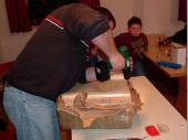 (2004/05) Der Akku-Schrauber ist Standardausr&uuml;stung f&uuml;r die Sch&uuml;tzenmeister. Alle m&ouml;glichen Verbindungen m&uuml;ssen beim Strohpackerlschie&szlig;en geknackt werden.