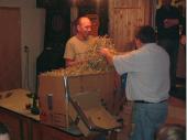 (2005/06) Seit Jahren werden die Packerl in Zeitung eingewickelt. Hier hat jemand das Strohpackerlschie&szlig;en allerdings ernst genommen und einen Karton mit Stroh gef&uuml;llt. 