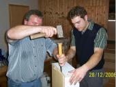 (2006/07) Der neue 2. Sch&uuml;tzenmeister wird ebenso in die Pflicht genommen, wie der alte. Sch&ouml;n, dass die Teamwork von Beginn an funktioniert. 