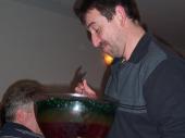 (2006/07) Eine riesen Sch&uuml;ssel mit G&ouml;tterspeise - und irgendwo darin der Packerl-Wert in M&uuml;nzen. Alfred hat viel davon gegessen - aber irgendwann war es auch ihm zu viel.