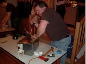 (2007/08) Ein gut verschlossenes Holzk&auml;stchen mit Blech ummantelt. Das Ganze vernietet und verschwei&szlig;t. Unser Sch&uuml;tzenmeister musste ordentlich schwitzen an diesem Abend. 
