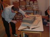 (2008/09) Die Holzschachtel war nichts als die Schalung f&uuml;r den Betonklotz im Inneren des Pakets. Hier musste mit dem Pressluft-Hammer gearbeitet werden. Nat&uuml;rlich war auch Baustahl in Form eines Drahtnetzes in den Beton eingearbeitet.