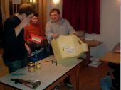 (2008/09) Genaue Anleitungen zum &Ouml;ffnen des Pakets sind immer wieder dabei. F&uuml;r dieses Packerl war eine Sprengung vorgesehen. Mit einem B&ouml;ller wurde der Inhalt preisgegeben. 