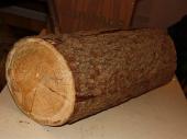(2009/10) Eine solide Verpackung. Der Holzklotz wurde aufgeschnitten, ausgeh&ouml;hlt und mit Inhalt wieder verleimt. S&auml;ge, Axt und Stemmeisen durften hier nicht fehlen. 