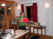 (2010/11) Ein roter Ball aus Gips modelliert. das war eine sch&ouml;ne Idee. Nach dem &Ouml;ffnen hat sich der Sch&uuml;tzenmeister das Teil als "Helm" aufgesetzt.