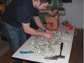 (2011/12) Hunderte von Bierdeckeln und in acht von ihnen war innen ein Euro eingeklebt. Die Suche nach diesen besonderen Deckeln war eine heftige Arbeit f&uuml;r unseren 2. Sch&uuml;tzenmeister. 
