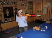 (2013/14) Schie&szlig;en ohne Visierung - eine Herausforderung und dann noch ohne Blende. Vroni hat sich kurzerhand selbst geholfen. Einige Profi-Sch&uuml;tzen des Vereins haben allerdings die Scheibe nicht getroffen.  