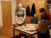 (2014/15) Auch wenn der Tobi am Ende des Abends meinte, es war eigentlich schnell fertiggestellt, so war die Idee einfach genial. Wie bei einem Geduldsspiel konnte immer nur ein St&auml;bchen herausgezogen werden. Die St&auml;bchen waren mit N&auml;geln versehen, die das ganze kompliziert machten.