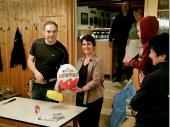 (2016/17) Das &Uuml;berraschungs-Ei war eine tolle Idee. &Uuml;ber das Packerl f&uuml;r die Wirtin freute sich insbesondere der junge Wirt &ndash; er liebt &Uuml;berraschungs-Eier. Letzendlich wurde dieses Packerl zum Spitzenreiter des Abends pr&auml;miert. 