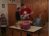 (2017/18) Das rosa Auto belegte den 3. Platz in der Rangliste der pr&auml;mierten Packerl. Eine wirklich sch&ouml;ne Idee mit sehr n&uuml;tzlichem Inhalt.