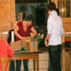 2. Schützenmeisterin Tina Seisenberger bei der Arbeit. Sie kämpfte auch mit dem Ideenreichtum der Jugend. Ihre gute Laune hat sie dabei allerdings nicht verloren.
