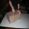 Ein Block aus Holz. Zum Spaß setzte Martin das Messer an. Ein Glück, dass der Leim noch nicht ganz durchgezogen hatte, sonst hätte es größere Probleme gegeben.