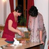 Tina verzieht bei dieser "schleimigen Angelegenheit" ordentlich das Gesicht. Irgendwo in diesem Glibberzeug sind die acht Euro versteckt.