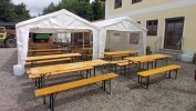 Die Vorbereitungen laufen auf Hochtouren. Tische und Bänke sind aufgestellt und die Pavillons gesichert – man weiß ja nie …
