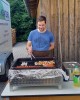 Am Grill wird es nie kalt – und auch nicht langweilig. Die Würstl gingen weg wie „warme Semmeln“.