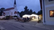 Ein schönes Bild. Im Hintergrund die Filialkirche und davor das Sommerfest. An einigen Tischen wurde schon darüber diskutiert, was nächstes Jahr anders gemacht werden soll. Das lässt hoffen und wir freuen uns auf das nächste Sommerfest in Steinbach.