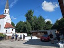Am Nachmittag war der Parkplatz vor dem Gasthaus Nitzl schon sehr belebt. Viele Hände sorgen für einen schnellen Aufbau der Pavillons.