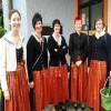 Alles wartet darauf, dass es losgeht. Vroni, Iris, Tina, Christiane und Gitte haben sich in “Schale” geworfen um die Grenzlandschützen gebührend zu vertreten. Fesch san’s scho, unsere Damen.