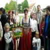 Schützenkönigin Tina Seisenberger, Jungschützenkönig Andreas Angermeier und Schützenmeister Martin Freudenreich bei der Aufstellung zum Festzug. Ein besonderer Dank geht natürlich an Verena, die ganz stolz unser Vereinstaferl getragen hat.