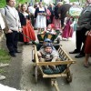 Das sind die jüngsten im Verein. Sowohl die zwei Jungs vom Wirt als auch der Nachwuchs vom Anita und Stefan durften den Umzug im Leiterwagen genießen.