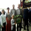 Hier nochmals (v.l.n.r.) Andi, Tina, Verena, Martin und Klaus mit der Fahne. Die Fahne war fest in der Hand der „Peterauer“. Klaus Schref hat sie getragen, Bernhard Schref und Ehrenschützenmeister Jakob Schref waren die Beiständer.