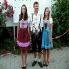 Unser stolzer Schützenkönig Alfred Sachs mit seinen Begleiterinnen Melanie und Christin.
