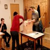 Holzkisten aller Art. Hier die erste, die Probleme bereitet hat. Ihr sollten noch viele an diesem Abend folgen. Die Schrauben wurden mit Industriekleber zugeschmiert oder gar ausgebohrt, damit kein Schraubendreher etwas nützte.