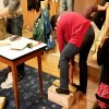 Tina in Aktion. Mit Brecheisen und vollem Körpereinsatz wurden die Packerl bearbeitet. Ihre Jacke flog ziemlich bald in die Ecke.