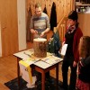 Dieses Packerl war der Gewinner des Abends. Ein Baumstamm, der ausgehöhlt war und erst mal mit Brettern verschraubt wurde. Das Innenleben gestaltete sich aber dann noch viel kurioser.