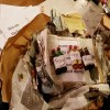 Natürlich gab es für unsere fleißigen Packerl-Öffner immer wieder Mal eine Stärkung zwischendurch. Mit Quizfragen und Anweisungen wurde nicht gespart. Tina freute sich immer wieder, wenn ein Packerl die Aufschrift „Oben“ hatte, damit sie weiß, wo sie ansetzen musste.