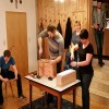 Holzkisten über Holzkisten. So viele festverschraubte und verleimte Packerl hatten wir schon lange nicht mehr. Teilweise musste hier filigran und teilweise mit roher Gewalt ans Werk gegangen werden. Das zog sich dann auch gelegentlich hin, bis der Gewinner des Packerls wusste, was er gewonnen hatte.
