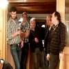 Die Einen arbeiten und die Anderen kommentieren das Ganze. Hier die Riege der Kommentatoren, die wie Waldorf und Stadtler vom Balkon aus Anweisungen und Kommentare liefern.