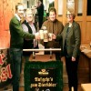 Schützenmeister Martin Freudenreich, Ehrenschützenmeister Jakob Schref, „Bruder Barnabas“ Helmut Neudecker und Bürgermeisterin Luise Hausberger am Ende der Fastenpredigt. Es wurde viel gelacht und geratscht – ein gelungener Abend in Steinbach.