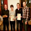 Die besten Pistolenschütz/innen der Saison sind (v.l.n.r.) Lorenz Nitzl (3. Pl.), Irene Stangl (1. Pl.) und Thomas Kühn (2. Pl.) mit Schützenmeister Freudenreich.