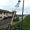 Die Gäste verfolgten natürlich das Aufstellen des Baumes – auch wenn’s nicht so spannend ist, wenn er mit Maschinen aufgestellt wird. Die traditionelle Art ist schon besser – aber Sicherheit geht nun mal vor.