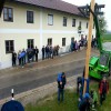 Wegen dem schlechten Wetter wurde der Baum noch ordentlich befestigt und dann war es auch gut. Die Tafeln wurden erst ein paar Tage später angebracht.