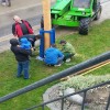Unsere Profis wissen wie der Baum festgemacht wird, dass er ein Jahr hält. Außerdem sollte er einigermaßen gerade stehen. Das Gespött der umliegenden Gemeinden hat man schnell und kostenlos …