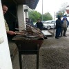 Es wollte nicht aufhören zu regnen. Unser Wirt grillte trotzdem die leckeren Fische, die guten Absatz fanden. Viele freuen sich auf den 1. Mai in Steinbach – auch wegen der guten Fische.