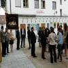 Vor dem Standesamt versammelten sich die Grenzlandschützen um dem Schützenmeister und seiner Frau die Ehre zu erweisen und sie mit einem Spalier im Rathaus zu überraschen. Nach einem kurzen Empfang und vielen Glückwünschen fuhr die Hochzeitsgesellschaft dann nach Atzmannsdorf.