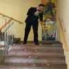 Viele Rosenblätter wurden auf dem Weg nach unten im Rathaus verstreut. Da wurde kurzerhand dem Bräutigam ein Besen in die Hand gedrückt, um den Weg für die nächsten Paare frei zu machen. Brav und gehorsam fegte Martin die Blätter zusammen – sehr zur Belustigung der Braut und den Gästen.